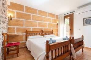 4 bedrooms, iron/ironing board, free WiFi, bed sheets - CAN LLIGANYA - Rustic villa with private pool and free wifi (Felanitx)