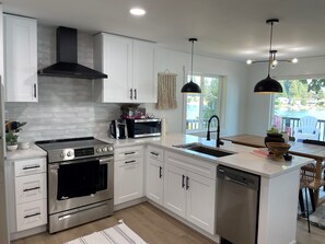 Een koelkast, een microgolfoven, een oven, een kookplaat