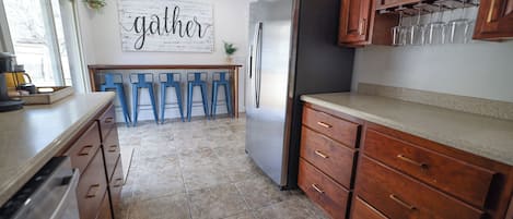 Geladeira, micro-ondas, fogão, cooktop