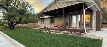 Entire House Between Zion & Bryce w/ Hot Tub!