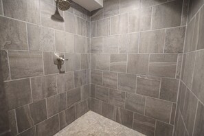 Doccia, asciugacapelli, asciugamani, sapone