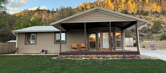 Entire House Between Zion & Bryce w/ Hot Tub!