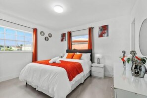 3 chambres, fer et planche à repasser, Wi-Fi, draps fournis