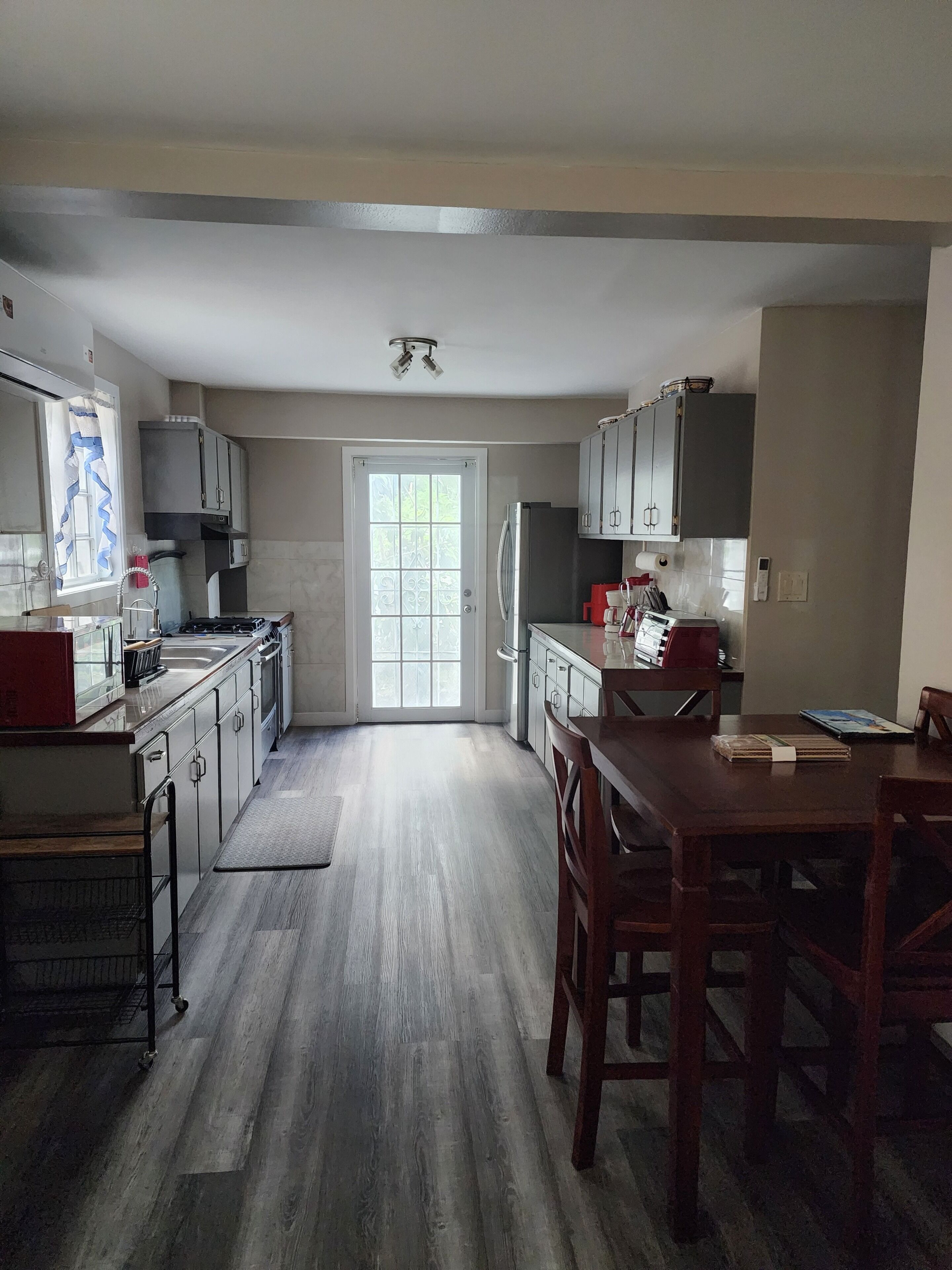 Refrigerador, microondas, horno y parrilla de estufa 