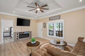 TV, books - Paradise Point on Lake Keowee! (Six Mile)