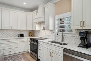 Fridge, microwave, oven, stovetop - Paradise Point on Lake Keowee! (Six Mile)