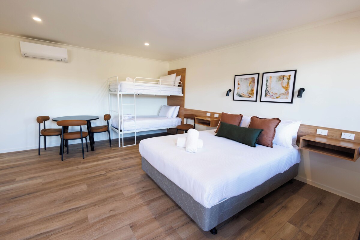 Accessible Cabin | Desk, iron/ironing board, WiFi (free)