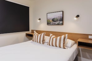 Trio Cabin | Desk, iron/ironing board, free WiFi - Coomera Lodge Hotel (Oxenford)