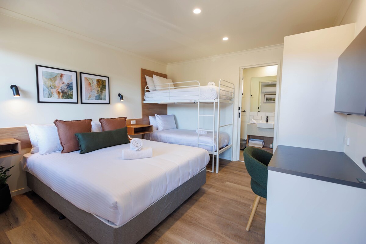 Family Cabin | Desk, iron/ironing board, WiFi (free)