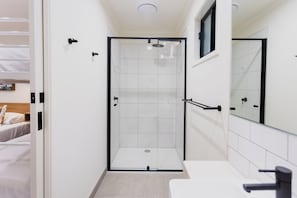 Trio Cabin | Bathroom | Shower, hair dryer, towels, soap - Coomera Lodge Hotel (Oxenford)