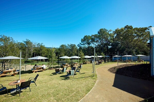 Outdoor dining - Coomera Lodge Hotel (Oxenford)