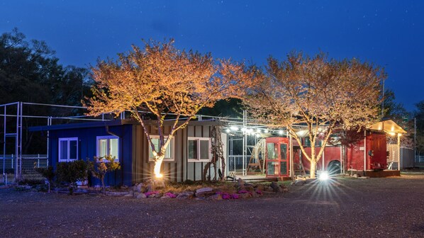 Basic Room, 1 Bedroom (No.6 Moss Rose (Pet/Pension/Bath)) | 1 bedroom, free WiFi - Chaesonghwa Glamping in Yeongcheon (Yeongcheon)