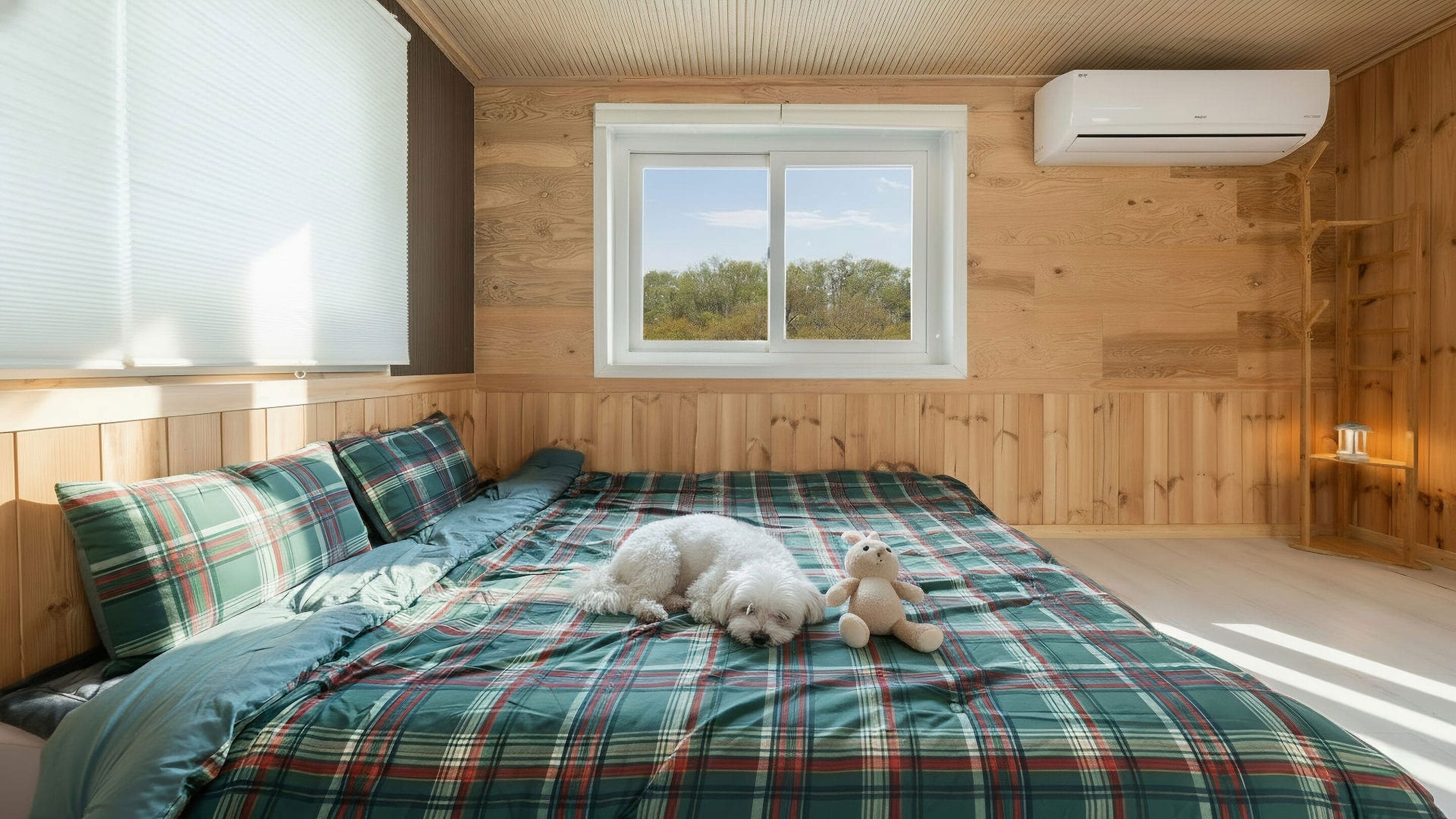 Ein gemütlicher Holzraum mit Bett, Fenster und Klimaanlage.