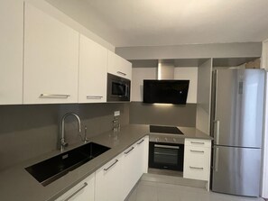 ثلاجة، ميكروويف، فرن، غسالة أطباق