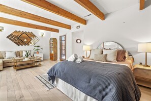 4 bedrooms, iron/ironing board, free WiFi, bed sheets - 4-bedroom house 2 Master Suites in fabulous Boise. AC, WiFi, Luxury, Foothills. (Boise)