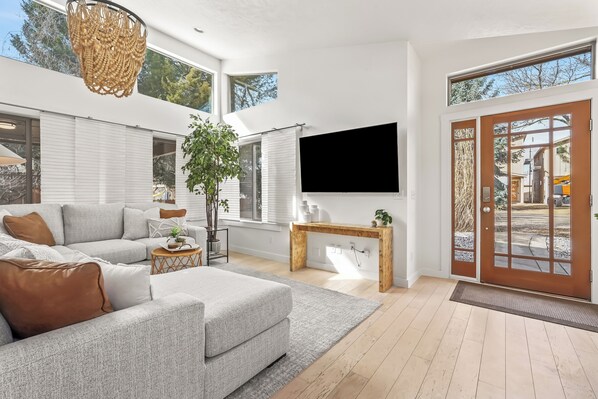 Smart TV - 4-bedroom house 2 Master Suites in fabulous Boise. AC, WiFi, Luxury, Foothills. (Boise)