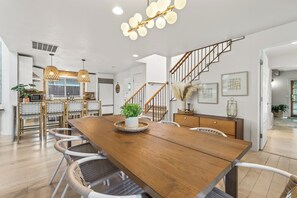 Dining - 4-bedroom house 2 Master Suites in fabulous Boise. AC, WiFi, Luxury, Foothills. (Boise)