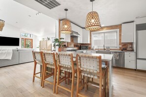 Microwave, oven, stovetop, dishwasher - 4-bedroom house 2 Master Suites in fabulous Boise. AC, WiFi, Luxury, Foothills. (Boise)