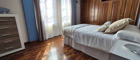 2 bedrooms, bed sheets