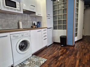 Kjøleskap, mikrobølgeovn, kaffetrakter/tekoker og brødrister