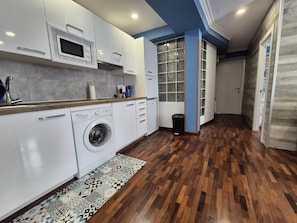 Fridge, microwave, stovetop, coffee/tea maker