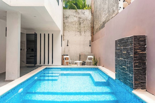 10 outdoor pools