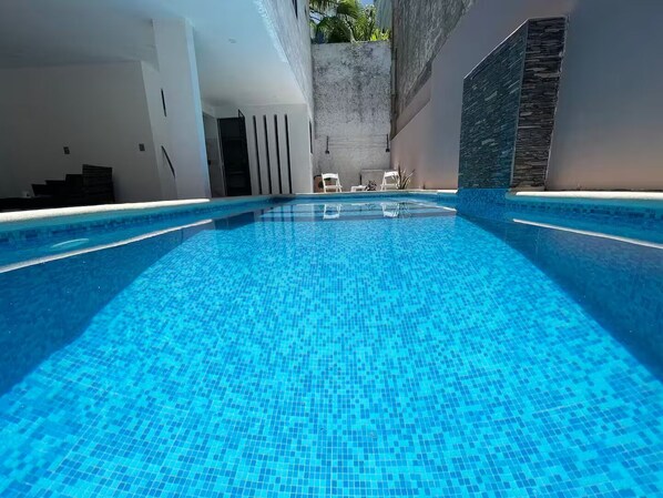 10 座室外游泳池
