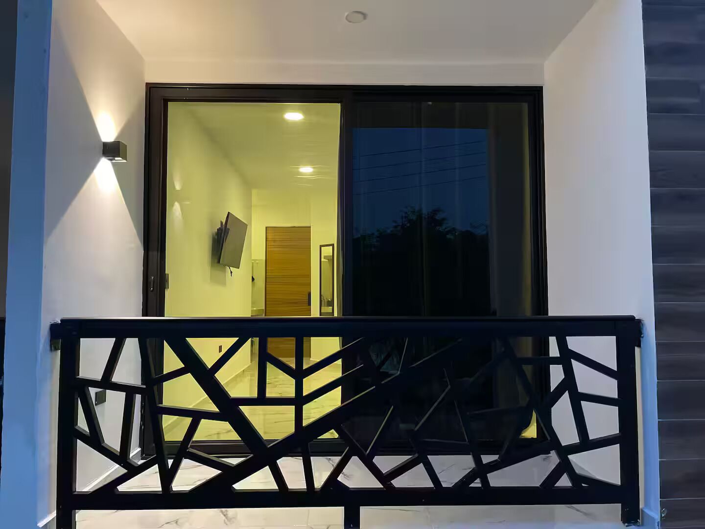 Habitación triple Deluxe, vista a la ciudad | Balcón