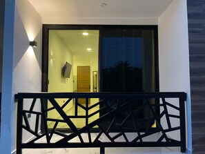 Chambre Triple Deluxe, vue ville | Balcon