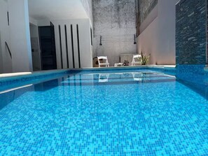 10 座室外游泳池