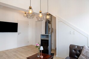 Interior - Holiday Apartment 'Grimms Suite' with Balcony, Wi-Fi and Air Conditioning (Kassel)