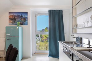 Fridge, microwave, oven, stovetop - Apartment 'Herkules' with Balcony, Wi-Fi and Air Conditioning (Kassel)