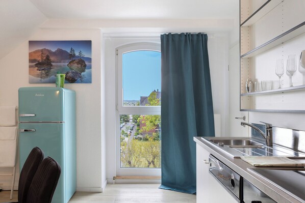 Fridge, microwave, oven, stovetop - Apartment 'Herkules' with Balcony, Wi-Fi and Air Conditioning (Kassel)