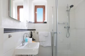 Dusche, Haartrockner, Handtücher