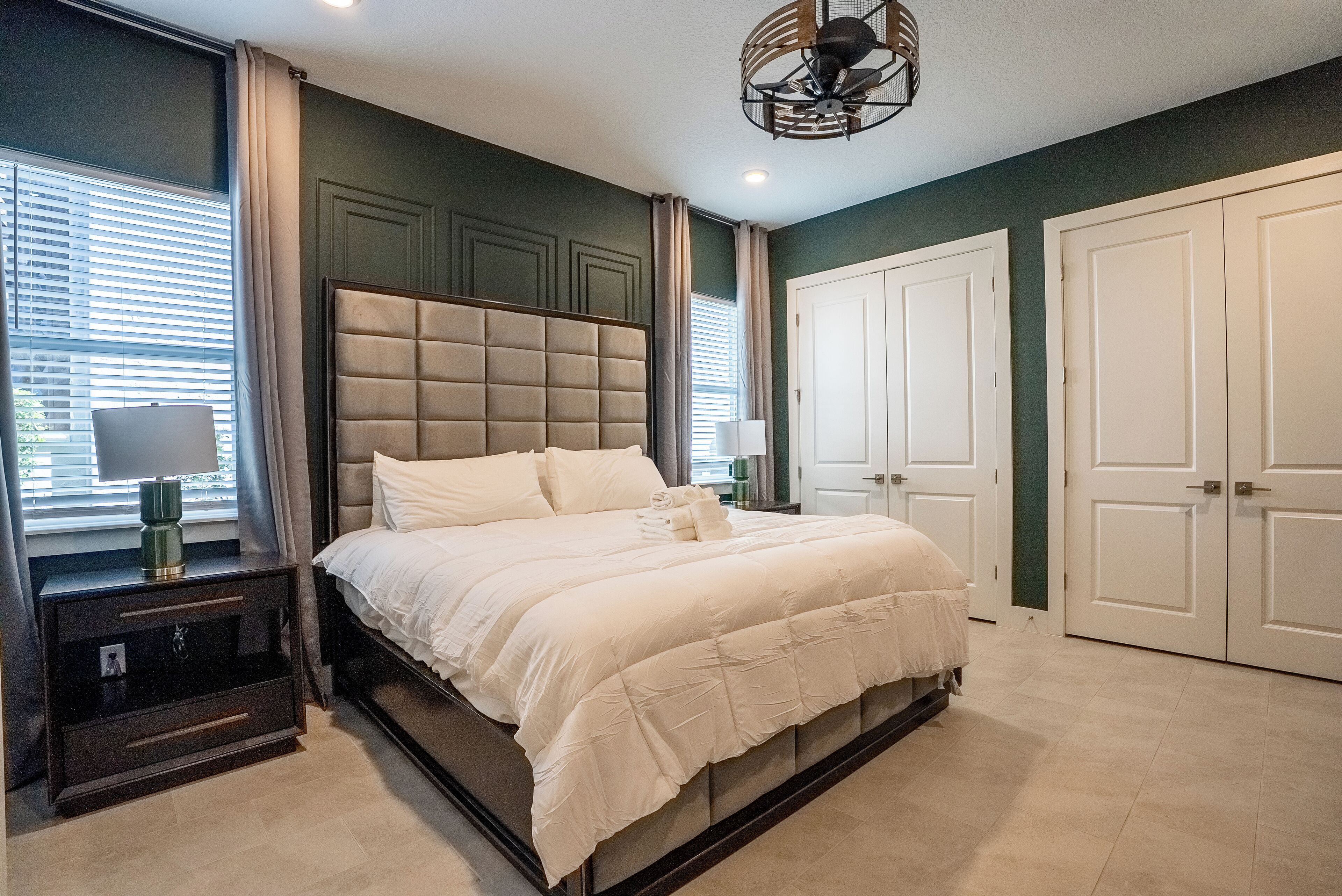 10 عدّة غرف نوم ومكواة/لوح كي وواي فاي مجانًا وملاءات أسرّة