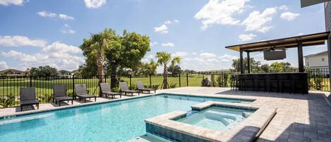 Een verwarmd zwembad