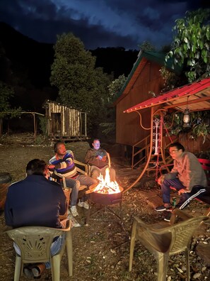 Property grounds - Spacious 6-bedroom lodge in fantastic Shimla Forest Sanctuary (Gawahi)