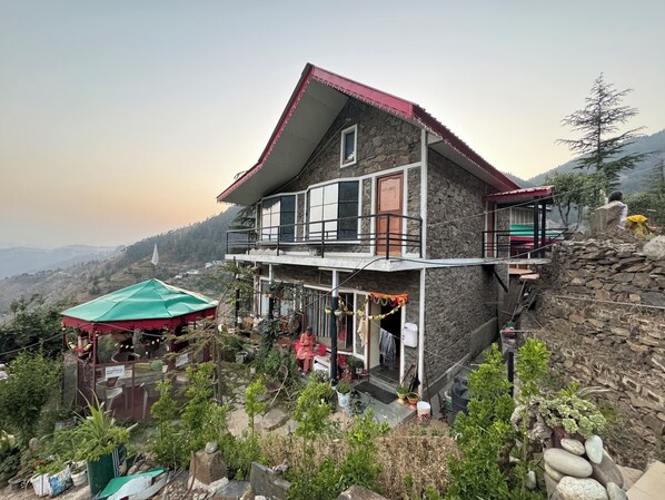 Exterior - Spacious 6-bedroom lodge in fantastic Shimla Forest Sanctuary (Gawahi)