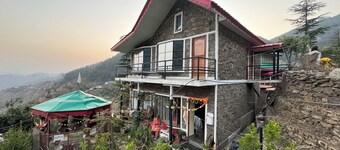 Spacious 6-bedroom lodge in fantastic Shimla Forest Sanctuary