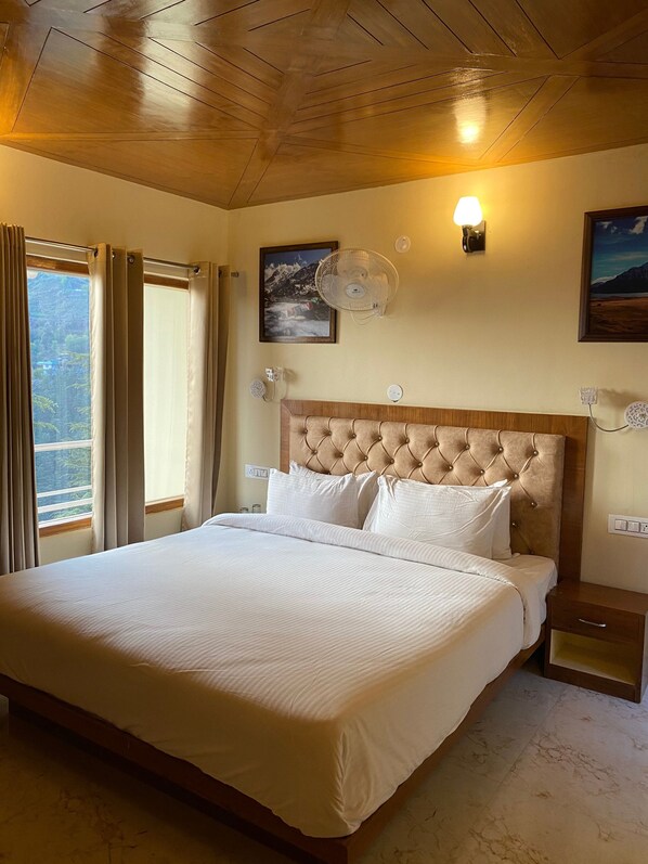 6 bedrooms, iron/ironing board, WiFi, bed sheets