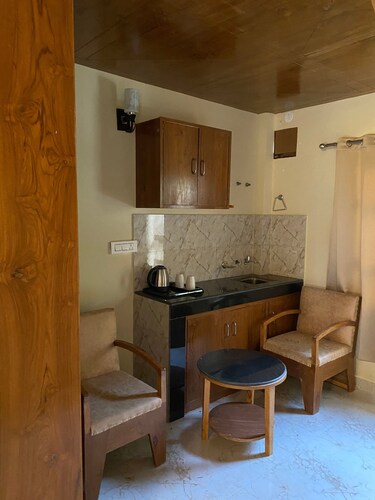 Spacious 6-bedroom lodge in fantastic Shimla Forest Sanctuary
