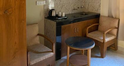 Spacious 6-bedroom lodge in fantastic Shimla Forest Sanctuary