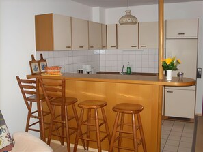 Fridge, oven, stovetop, coffee/tea maker - Apartment 'Müller Dietrich' with Private Terrace and Shared Garden (Wasserburg (Bodensee))
