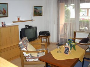 Fernseher, DVD-Player, Stereoanlage