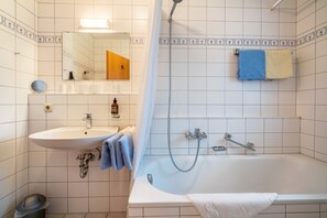 Een douche, een haardroger, handdoeken