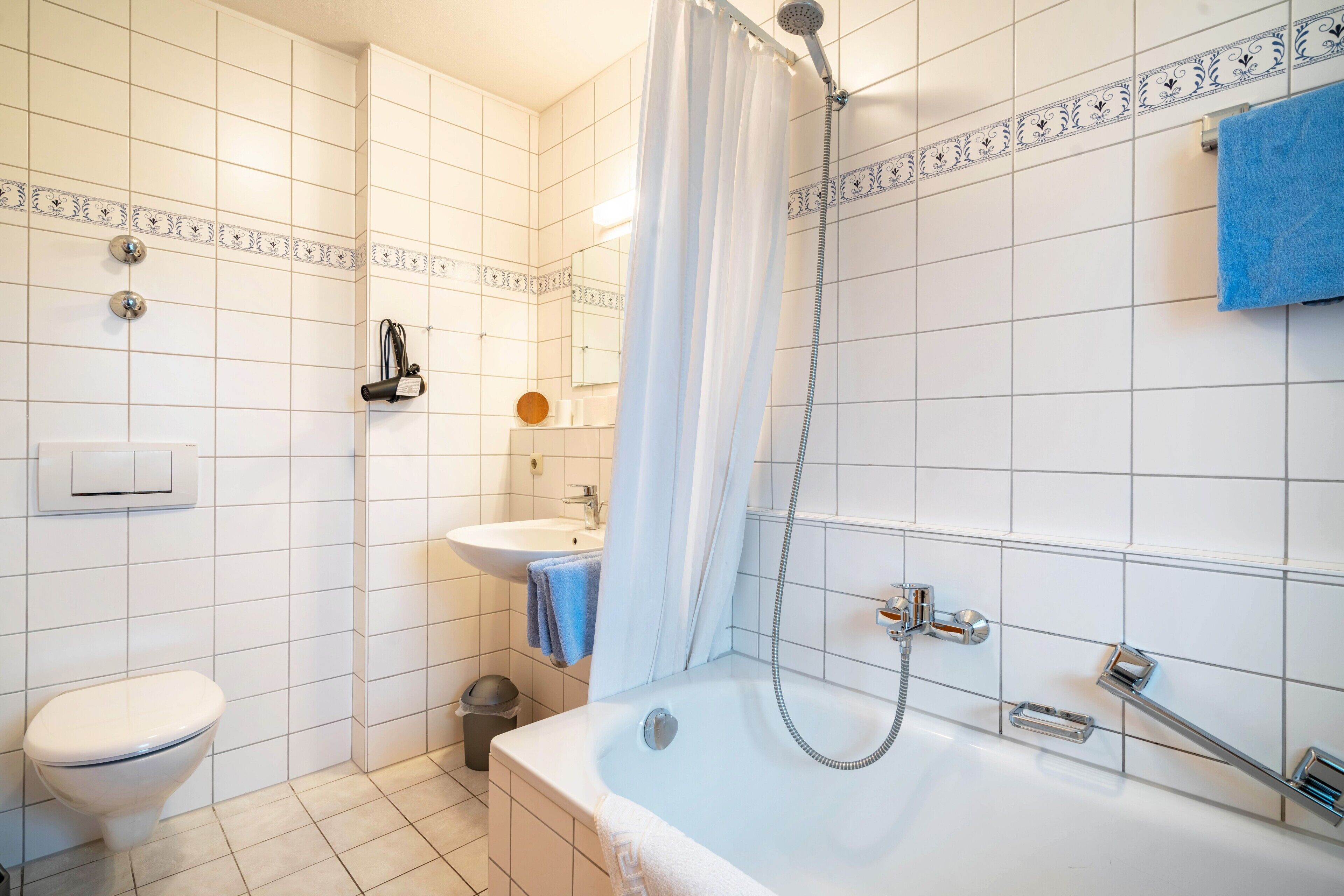 Dusj, hårføner og håndklær