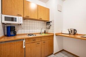 Kylskåp, mikrovågsugn, ugn och spishäll