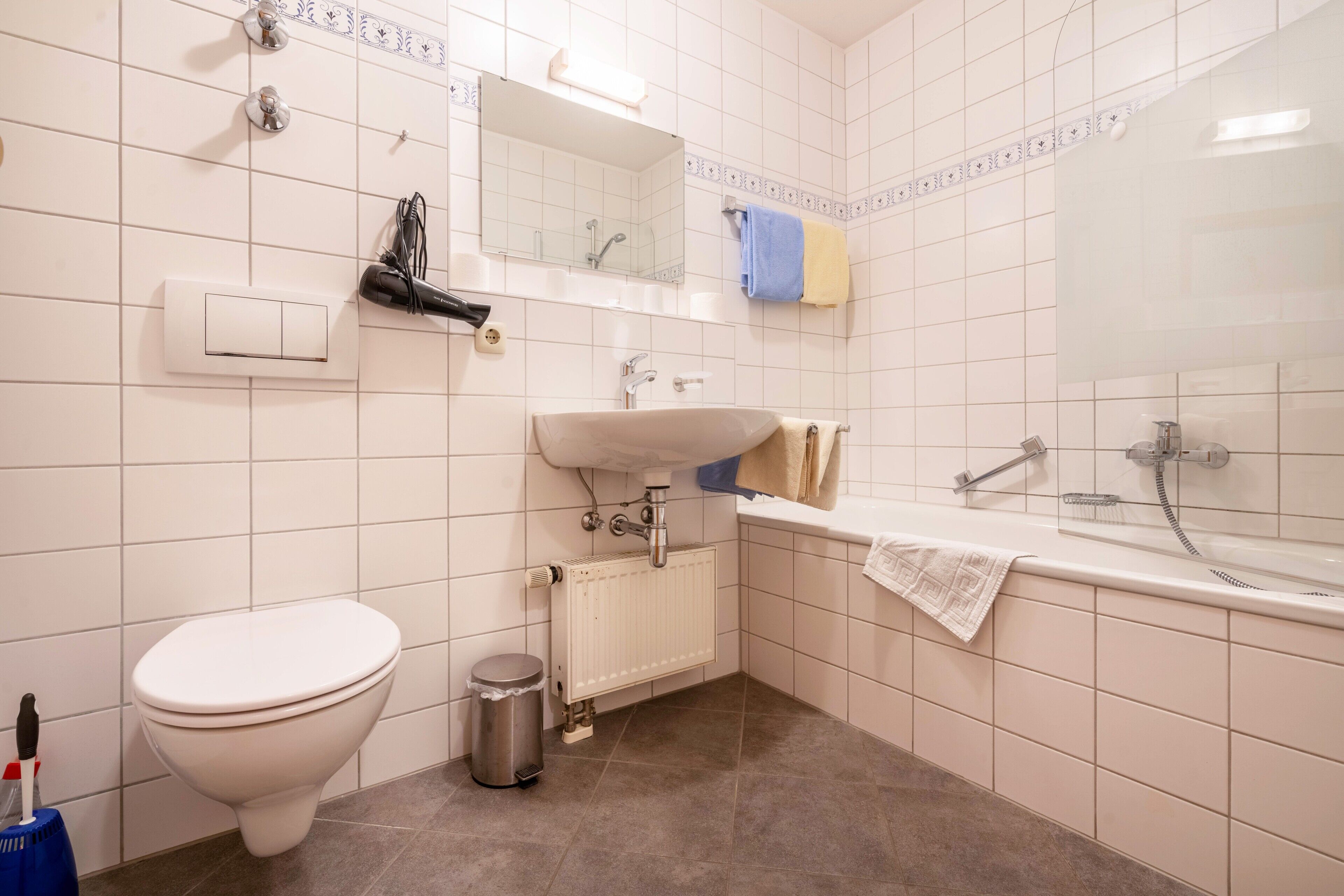 Kylpyhuone, jossa on wc, pesuallas ja kylpyamme.