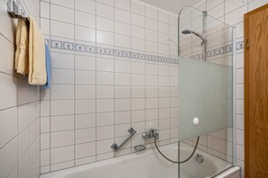 Shower, hair dryer, towels - Studio 'Brünnstein-Zimmer 31' with Pool, Shared Garden, and Sauna (Oberaudorf)