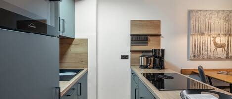 雪櫃、微波爐、焗爐、爐具